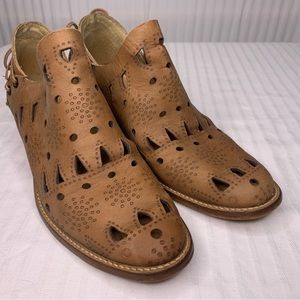 Musse & Cloud Leather Ankle Booties Size 6 Tie Back Barely Worn Brown Cut Outs